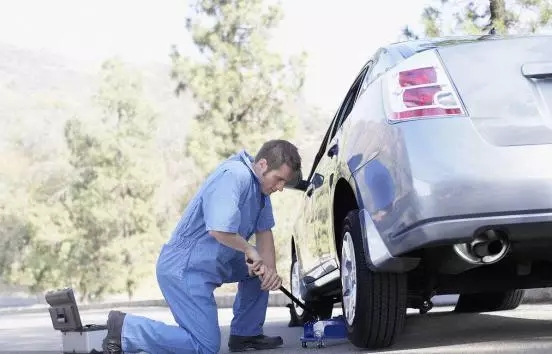 汽車爆胎怎么辦？你應該知道的換胎知識！